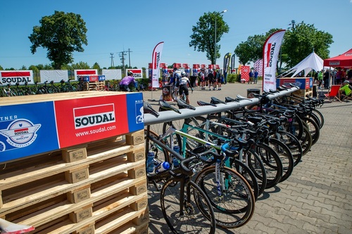 Ponad 130 kolarzy amatorów na trasie dookoła Kampinosu - III edycja Soudal CoffeeRide 2023